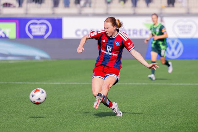Fussball: Frauen Bundesliga, Saison 2026 - 2027, 04.10.2026, 6. Spieltag - VfL Wolfsburg vs Hamburger SV - AOK Stadion (Wolfsburg) : Carla Morich (Hamburger SV, 10) am Ball Copyright: xMichellexLukax