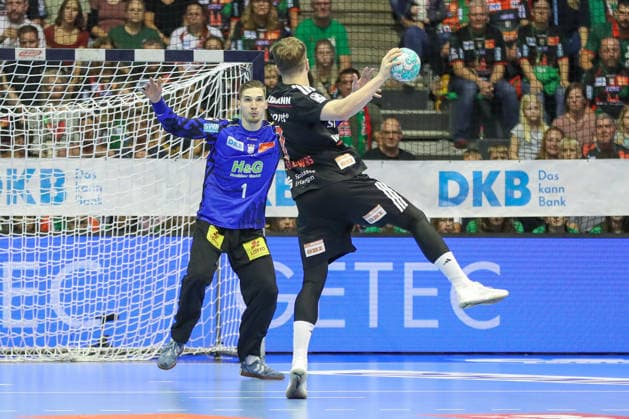 04.10.2026, xgox, Handball - Opel HBL SC Magdeburg - HC Erlangen emspor, v.l. Dominik Kuzmanovic (Magdeburg, 1) beim Siebenmeter gegen Yannik Bialowas (Erlangen, 7) Magdeburg