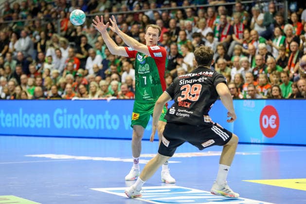 04.10.2026, xgox, Handball - Opel HBL SC Magdeburg - HC Erlangen emspor, v.l. Felix Claar (Magdeburg, 7) am Ball, plays the ball Magdeburg