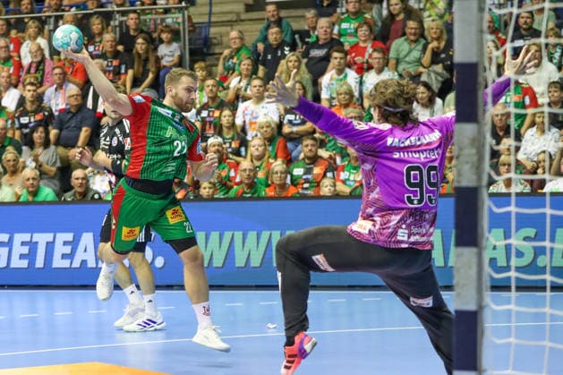 04.10.2026, xgox, Handball - Opel HBL SC Magdeburg - HC Erlangen emspor, v.l. Lukas Mertens (Magdeburg, 22) wirft Tor, Torschuetze, erzielt Tor, Treffer, scores the goal Magdeburg