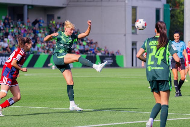 Fussball: Frauen Bundesliga, Saison 2026 - 2027, 04.10.2026, 6. Spieltag - VfL Wolfsburg vs Hamburger SV - AOK Stadion (Wolfsburg) : Ella Peddemors (VfL Wolfsburg, 5) am Ball Copyright: xMichellexLukax
