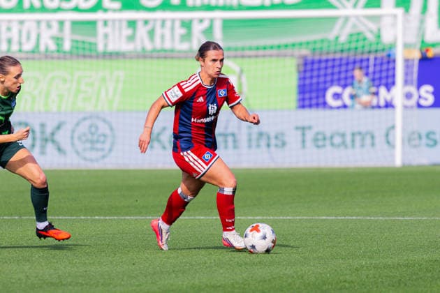 Fussball: Frauen Bundesliga, Saison 2026 - 2027, 04.10.2026, 6. Spieltag - VfL Wolfsburg vs Hamburger SV - AOK Stadion (Wolfsburg) : Leila Peneau (Hamburger SV, 15) am Ball Copyright: xMichellexLukax