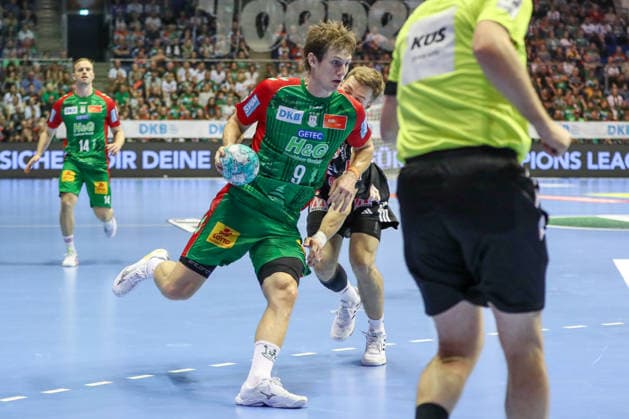 04.10.2026, xgox, Handball - Opel HBL SC Magdeburg - HC Erlangen emspor, v.l. Oskar Vind Rasmussen (Magdeburg, 9), Christopher Bissel (Erlangen, 21) Zweikampf, Duell, Kampf, tackle Magdeburg
