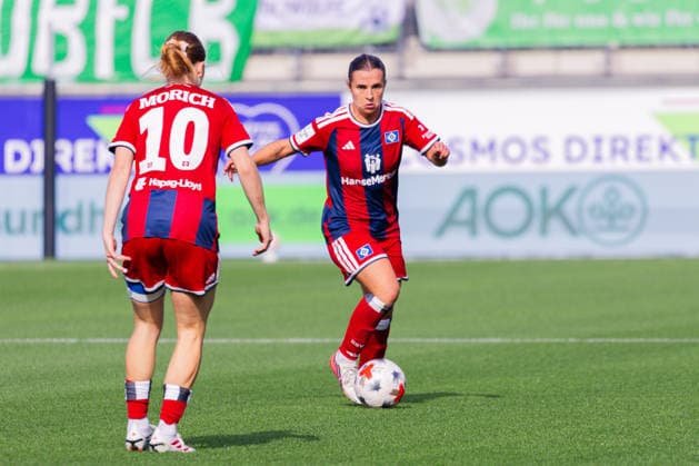 Fussball: Frauen Bundesliga, Saison 2026 - 2027, 04.10.2026, 6. Spieltag - VfL Wolfsburg vs Hamburger SV - AOK Stadion (Wolfsburg) : Leila Peneau (Hamburger SV, 15) am Ball Copyright: xMichellexLukax