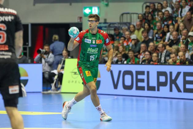 04.10.2026, xgox, Handball - Opel HBL SC Magdeburg - HC Erlangen emspor, v.l. Antonio Serradilla (Magdeburg, 15) am Ball, plays the ball Magdeburg