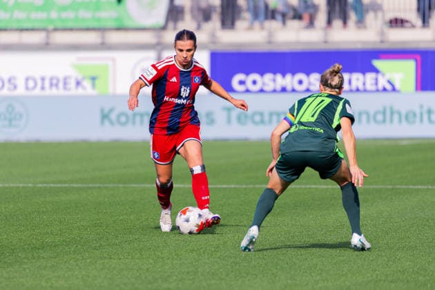 Fussball: Frauen Bundesliga, Saison 2026 - 2027, 04.10.2026, 6. Spieltag - VfL Wolfsburg vs Hamburger SV - AOK Stadion (Wolfsburg) : Leila Peneau (Hamburger SV, 15) am Ball Copyright: xMichellexLukax