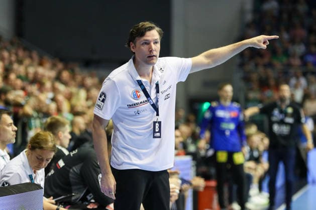 04.10.2026, xgox, Handball - Opel HBL SC Magdeburg - HC Erlangen emspor, v.l. Johannes Sellin (Erlangen, Trainer) gibt Anweisungen, gestikuliert mit den Armen, gesticulate, gives instructions Magdeburg