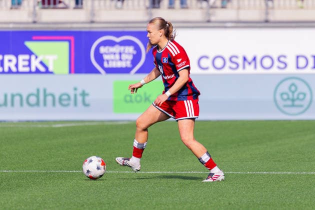 Fussball: Frauen Bundesliga, Saison 2026 - 2027, 04.10.2026, 6. Spieltag - VfL Wolfsburg vs Hamburger SV - AOK Stadion (Wolfsburg) : Annaleen Böhler (Hamburger SV, 6) am Ball Copyright: xMichellexLukax