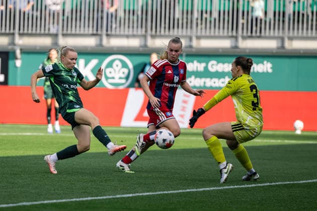Fußball I Frauen I Saison 2026-2027 I Bundesliga I VfL Wolfsburg - Hamburger SV I 04.10.2026 Anny Kerim-Lindland (38, VfL Wolfsburg) mit einer großen Torchance gegen Jule Baum (36, Hamburger SV) Wolfsburg AOK Stadion Niedersachsen Deutschland Copyright: xLobeca CedricxSiefkerx