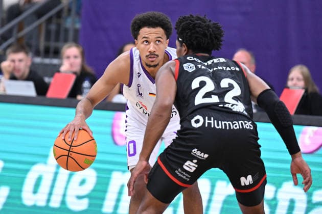 BG Göttingen - SBB Börde Baskets Wolmirstedt 04.10.2026, Göttingen: Basketball: 2. Bundesliga, ProA, BG Göttingen - SBB Börde Baskets Wolmirstedt, 3. Spieltag, Sparkassen-Arena. Nils Schmitz (BG Göttingen) dribbelt gegen Kenneth Andrew Cooper (SBB Börde Baskets Wolmirstedt). Göttingen Niedersachsen Deutschland