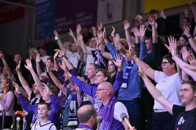 BG Göttingen - SBB Börde Baskets Wolmirstedt 04.10.2026, Göttingen: Basketball: 2. Bundesliga, ProA, BG Göttingen - SBB Börde Baskets Wolmirstedt, 3. Spieltag, Sparkassen-Arena. Fans auf der Tribüne heben die Arme. Göttingen Niedersachsen Deutschland
