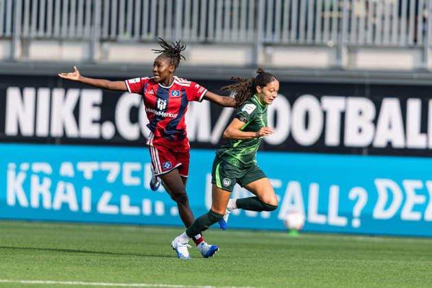 Fußball I Frauen I Saison 2026-2027 I Bundesliga I VfL Wolfsburg - Hamburger SV I 04.10.2026 Magou Doucoure (2, Hamburger SV) und Kessya Bussy (19, VfL Wolfsburg) im Zweikampf Aktion Dynamik Wolfsburg AOK Stadion Niedersachsen Deutschland Copyright: xLobeca CedricxSiefkerx