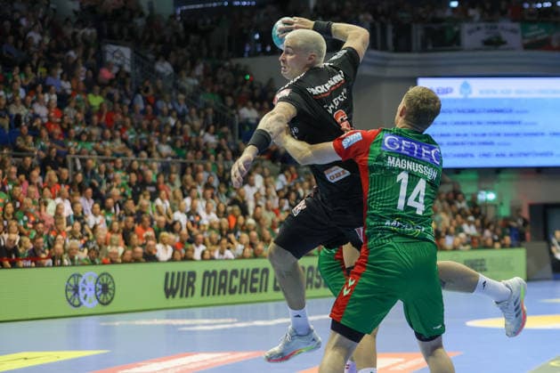 04.10.2026, xtgx, Handball Opel HBL, SC Magdeburg - HC Erlangen emspor, v.l. Lars Genz (Erlangen, 3), Omar Ingi Magnusson (Magdeburg, 14) Zweikampf, Duell, Kampf, tackle Magdeburg