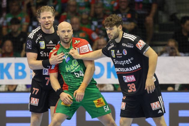 04.10.2026, xtgx, Handball Opel HBL, SC Magdeburg - HC Erlangen emspor, v.l. Maciej Gebala (Erlangen, 77), Oscar Bergendahl (Magdeburg, 54), Tobias Buck (Erlangen, 39) Zweikampf, Duell, Kampf, tackle Magdeburg