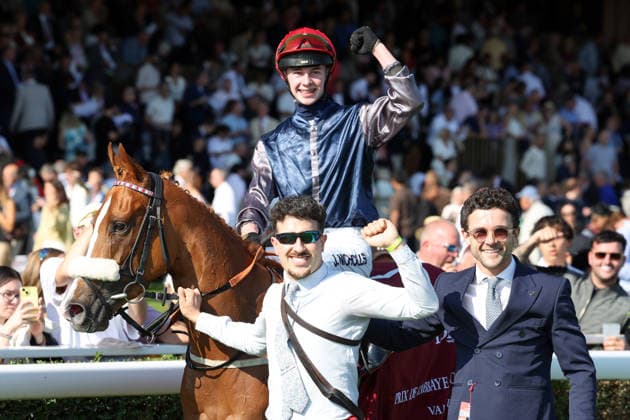 04.10.2026, Longchamp, Paris, FRA - Miss Yechance with Jack Nicholls up after winning de Prix de l Abbaye. ParisLongchamp racecourse. (Pferd, Jockey, Miss Yechance, Nicholls, Sieg) 261004D526LONGCHAMP.JPG