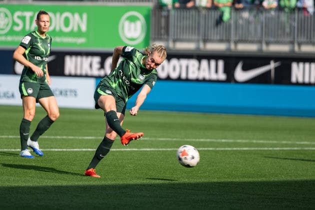 Fußball I Frauen I Saison 2026-2027 I Bundesliga I VfL Wolfsburg - Hamburger SV I 04.10.2026 Janina Minge (6, VfL Wolfsburg) Schießt auf das Tor Wolfsburg AOK Stadion Niedersachsen Deutschland Copyright: xLobeca CedricxSiefkerx