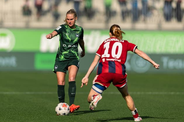Fußball I Frauen I Saison 2026-2027 I Bundesliga I VfL Wolfsburg - Hamburger SV I 04.10.2026 Janina Minge (6, VfL Wolfsburg) im Ballbesitz und Dribbling Wolfsburg AOK Stadion Niedersachsen Deutschland Copyright: xLobeca CedricxSiefkerx