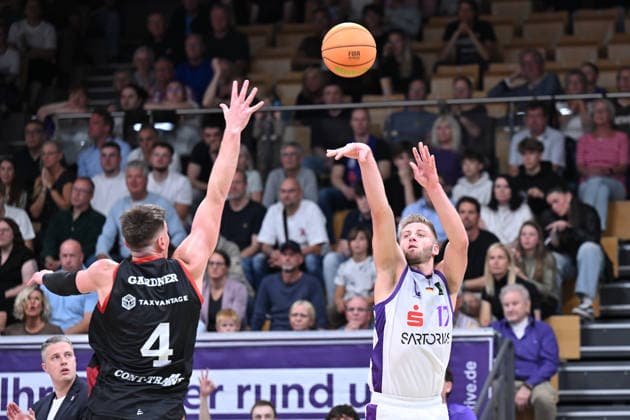 BG Göttingen - SBB Börde Baskets Wolmirstedt 04.10.2026, Göttingen: Basketball: 2. Bundesliga, ProA, BG Göttingen - SBB Börde Baskets Wolmirstedt, 3. Spieltag, Sparkassen-Arena. Mathis Mönninghoff (BG Göttingen) wirft. Göttingen Niedersachsen Deutschland