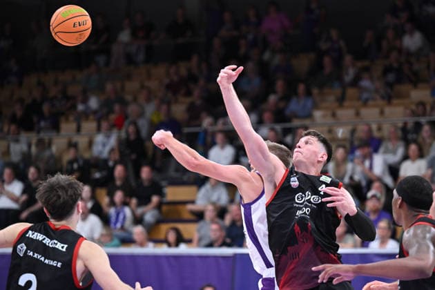 BG Göttingen - SBB Börde Baskets Wolmirstedt 04.10.2026, Göttingen: Basketball: 2. Bundesliga, ProA, BG Göttingen - SBB Börde Baskets Wolmirstedt, 3. Spieltag, Sparkassen-Arena. Brock Boone Gardner (r, SBB Börde Baskets Wolmirstedt) kämpft mit Mathis Mönninghoff (l, BG Göttingen) um den Ball. Göttingen Niedersachsen Deutschland