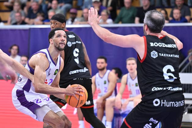 BG Göttingen - SBB Börde Baskets Wolmirstedt 04.10.2026, Göttingen: Basketball: 2. Bundesliga, ProA, BG Göttingen - SBB Börde Baskets Wolmirstedt, 3. Spieltag, Sparkassen-Arena. Zach Jackson (l, BG Göttingen) kämpft mit Martin Bogdanov (r, SBB Börde Baskets Wolmirstedt) um den Ball. Göttingen Niedersachsen Deutschland