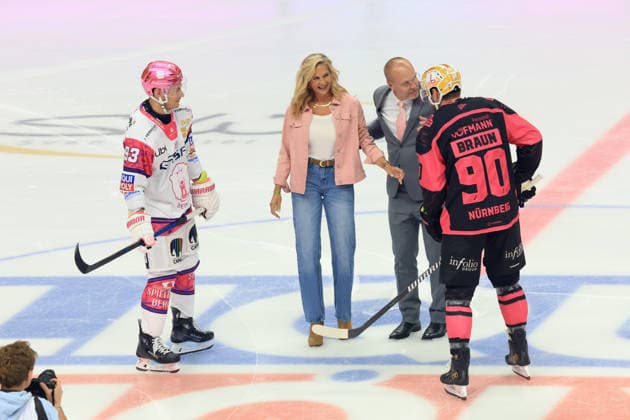 04.10.2026, GER ,DEU, Deutschland, Eishockey Anstoss, Steffan Ustorf mit Gattin, Leonhard Pfoederl ( Eisbaeren Berlin 93 ), CONSTANTIN BRAUN ( Ice Tigers 90 ) nordphoto GmbH Engler Berlin Uber-Arena Berlin Deutschland Copyright: xNordphotox xEnglerx