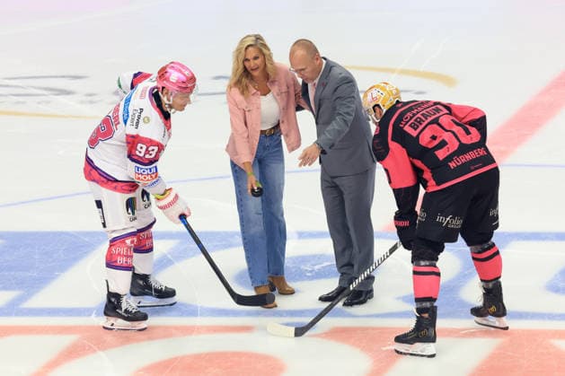 04.10.2026, GER ,DEU, Deutschland, Eishockey Anstoss, Steffan Ustorf mit Gattin, Leonhard Pfoederl ( Eisbaeren Berlin 93 ), CONSTANTIN BRAUN ( Ice Tigers 90 ) nordphoto GmbH Engler Berlin Uber-Arena Berlin Deutschland Copyright: xNordphotox xEnglerx