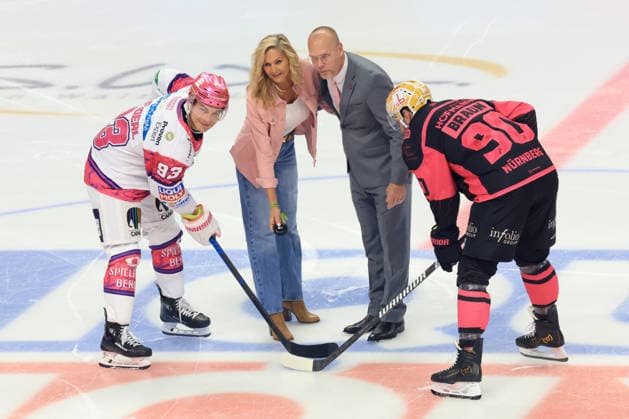 04.10.2026, GER ,DEU, Deutschland, Eishockey Anstoss, Steffan Ustorf mit Gattin, Leonhard Pfoederl ( Eisbaeren Berlin 93 ), CONSTANTIN BRAUN ( Ice Tigers 90 ) nordphoto GmbH Engler Berlin Uber-Arena Berlin Deutschland Copyright: xNordphotox xEnglerx