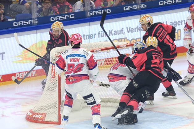 04.10.2026, GER ,DEU, Deutschland, Eishockey Jonas Neffin ( Eisbaeren Berlin 75 ), Liam Kirk ( Eisbaeren Berlin 94 ), MARCUS WEBER ( Ice Tigers 24 ), Austin Magera ( Ice Tigers 19 ) nordphoto GmbH Engler Berlin Uber-Arena Berlin Deutschland Copyright: xNordphotox xEnglerx