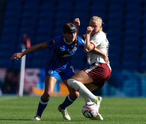 Brighton and Hove Albion Women v Charlton Athletic Women Barclays Women s Super League Olivia Garcia of Brighton and Hove Albion Women battles for the ball with Cassandra Korhonen of Charlton Athletic Women during the Barclays Women s Super League match at the American Express Stadium, Brighton and Hove 04 10 2026 UK Newspapers OUT Copyright: xBenxPetersx FIL-24015-0097