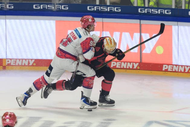 04.10.2026, GER ,DEU, Deutschland, Eishockey Tobias Krestan ( Eisbaeren Berlin 91 ), Nikolaus Heigl ( Ice Tigers 15 ) nordphoto GmbH Engler Berlin Uber-Arena Berlin Deutschland Copyright: xNordphotox xEnglerx