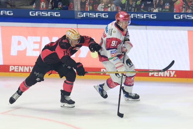 04.10.2026, GER ,DEU, Deutschland, Eishockey Tobias Krestan ( Eisbaeren Berlin 91 ), Nikolaus Heigl ( Ice Tigers 15 ) nordphoto GmbH Engler Berlin Uber-Arena Berlin Deutschland Copyright: xNordphotox xEnglerx