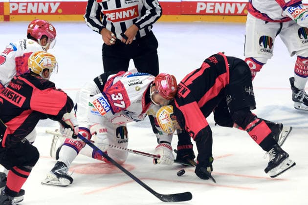 04.10.2026, GER ,DEU, Deutschland, Eishockey Bully, Markus Vikingstad ( Eisbaeren Berlin 37 ), Nikolaus Heigl ( Ice Tigers 15 ) nordphoto GmbH Engler Berlin Uber-Arena Berlin Deutschland Copyright: xNordphotox xEnglerx