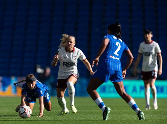 Brighton and Hove Albion Women v Charlton Athletic Women Barclays Women s Super League Olivia Garcia of Brighton and Hove Albion Women battles for the ball with Cassandra Korhonen of Charlton Athletic Women during the Barclays Women s Super League match at the American Express Stadium, Brighton and Hove 04 10 2026 UK Newspapers OUT Copyright: xBenxPetersx FIL-24015-0100