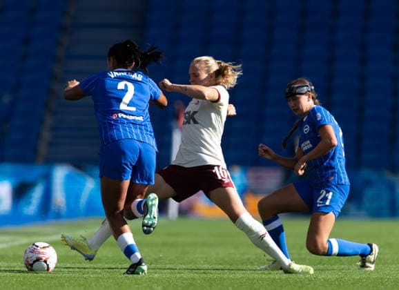 Brighton and Hove Albion Women v Charlton Athletic Women Barclays Women s Super League Manuela Vanegas of Brighton and Hove Albion Women battles for the ball with Cassandra Korhonen of Charlton Athletic Women during the Barclays Women s Super League match at the American Express Stadium, Brighton and Hove 04 10 2026 UK Newspapers OUT Copyright: xBenxPetersx FIL-24015-0101