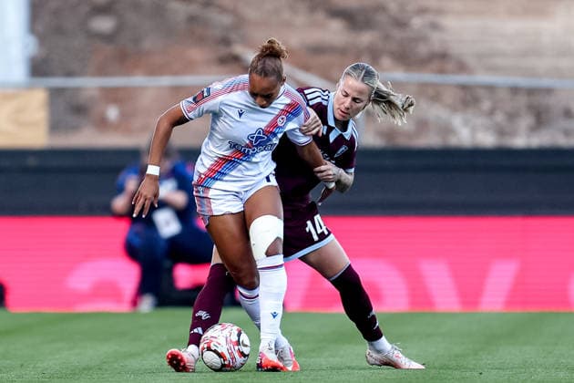 Aston Villa Women v Crystal Palace Women, Women s Super League Crystal Palace Women forward Lexi Lloyd-Smith (7) battles for possession with Aston Villa Women defender Lynn Wilms (14) during the Women s Super League match between Aston Villa Women and Crystal Palace Women at Villa Park, Birmingham, UK on 4 October 2026. Birmingham Villa Park West Midlands UK Editorial use only , Copyright: xManjitxNarotrax PSI-24960-0013