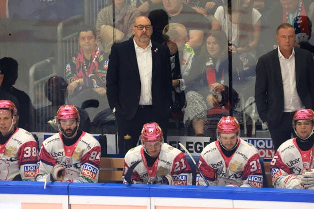 04.10.2026, GER ,DEU, Deutschland, Eishockey Cheftrainer Eric Dubois ( Eisbaeren Berlin ), Eisbareren-Spielerbank nordphoto GmbH Engler Berlin Uber-Arena Berlin Deutschland Copyright: xNordphotox xEnglerx