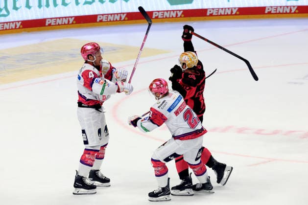 04.10.2026, GER ,DEU, Deutschland, Eishockey 0: 1 durch EVAN BARRATT ( Ice Tigers 10 ), Adam Smith ( Eisbaeren Berlin 4 ), Manuel Wiederer ( Eisbaeren Berlin 21 ) nordphoto GmbH Engler Berlin Uber-Arena Berlin Deutschland Copyright: xNordphotox xEnglerx