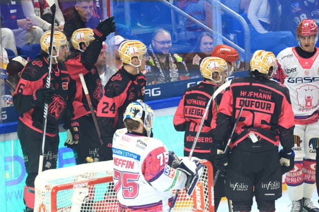 04.10.2026, GER ,DEU, Deutschland, Eishockey 0: 1 durch EVAN BARRATT ( Ice Tigers 10 ), Nuernberger-Spieler, Jonas Neffin ( Eisbaeren Berlin 75 ) nordphoto GmbH Engler Berlin Uber-Arena Berlin Deutschland Copyright: xNordphotox xEnglerx