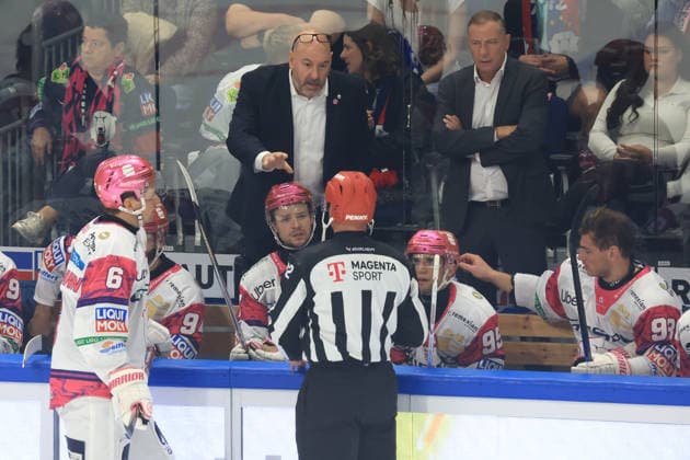 04.10.2026, GER ,DEU, Deutschland, Eishockey Cheftrainer Eric Dubois ( Eisbaeren Berlin ), Eisbareren-Spielerbank, Schiedsrichter Dr. Florian Exner nordphoto GmbH Engler Berlin Uber-Arena Berlin Deutschland Copyright: xNordphotox xEnglerx