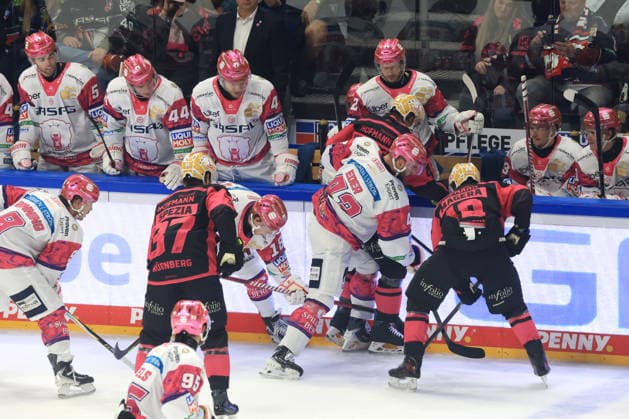04.10.2026, GER ,DEU, Deutschland, Eishockey Andreas Eder ( Eisbaeren Berlin 43 ), Austin Magera ( Ice Tigers 19 ), Eisbareren-Spielerbank nordphoto GmbH Engler Berlin Uber-Arena Berlin Deutschland Copyright: xNordphotox xEnglerx