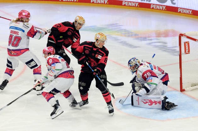 04.10.2026, GER ,DEU, Deutschland, Eishockey Jonas Neffin ( Eisbaeren Berlin 75 ), Ty Ronning ( Eisbaeren Berlin 9 ), Korbinian Geibel ( Eisbaeren Berlin 40 ), Noah Samanski ( Ice Tigers 8 ), TIMO BAKOS ( Ice Tigers 22 ) nordphoto GmbH Engler Berlin Uber-Arena Berlin Deutschland Copyright: xNordphotox xEnglerx