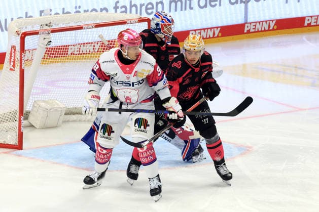 04.10.2026, GER ,DEU, Deutschland, Eishockey Yannick Veilleux ( Eisbaeren Berlin 38 ), NIKLAS TREUTLE ( Ice Tigers 31 ), OWEN HEADRICK ( Ice Tigers 47 ) nordphoto GmbH Engler Berlin Uber-Arena Berlin Deutschland Copyright: xNordphotox xEnglerx