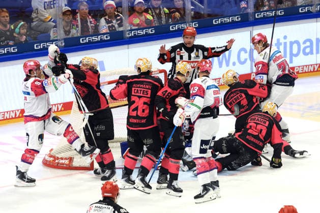 04.10.2026, GER ,DEU, Deutschland, Eishockey Eisbaeren-Spielerkreis, Nuernberger-Spieler, Ty Ronning ( Eisbaeren Berlin 9 ), Andreas Eder ( Eisbaeren Berlin 43 ), Jackson Cates ( Ice Tigers 26 ), Austin Magera ( Ice Tigers 19 ) nordphoto GmbH Engler Berlin Uber-Arena Berlin Deutschland Copyright: xNordphotox xEnglerx