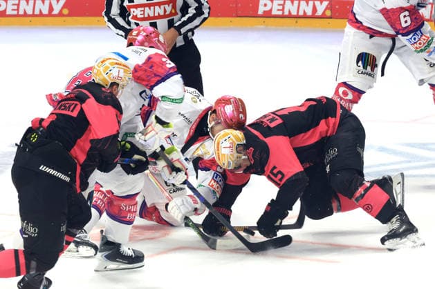 04.10.2026, GER ,DEU, Deutschland, Eishockey Bully, Markus Vikingstad ( Eisbaeren Berlin 37 ), Nikolaus Heigl ( Ice Tigers 15 ) nordphoto GmbH Engler Berlin Uber-Arena Berlin Deutschland Copyright: xNordphotox xEnglerx
