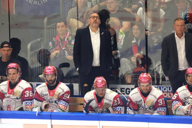 04.10.2026, GER ,DEU, Deutschland, Eishockey Cheftrainer Eric Dubois ( Eisbaeren Berlin ), Eisbareren-Spielerbank nordphoto GmbH Engler Berlin Uber-Arena Berlin Deutschland Copyright: xNordphotox xEnglerx