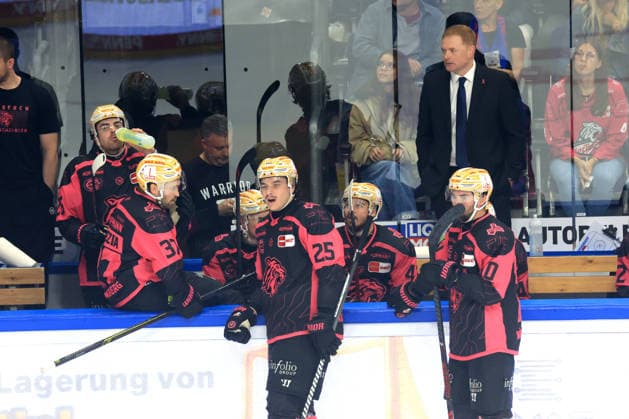 04.10.2026, GER ,DEU, Deutschland, Eishockey 0: 1 durch EVAN BARRATT ( Ice Tigers 10 ), Nuernberger-Spieler, Trainer MITCH OÕKEEFE ( Ice Tigers ) nordphoto GmbH Engler Berlin Uber-Arena Berlin Deutschland Copyright: xNordphotox xEnglerx