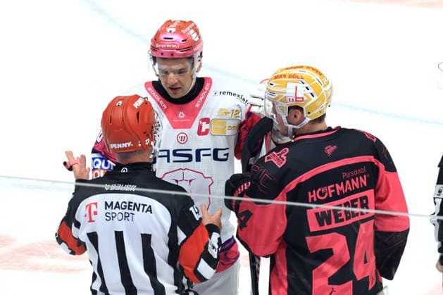 04.10.2026, GER ,DEU, Deutschland, Eishockey Kai Wissmann ( Eisbaeren Berlin 6 ), MARCUS WEBER ( Ice Tigers 24 ), Schiedsrichter Dr. Florian Exner nordphoto GmbH Engler Berlin Uber-Arena Berlin Deutschland Copyright: xNordphotox xEnglerx