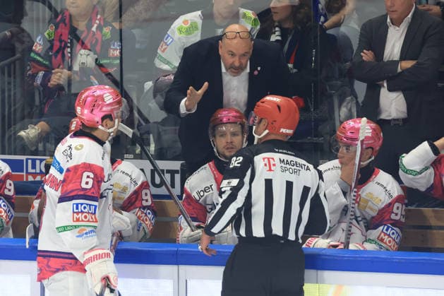 04.10.2026, GER ,DEU, Deutschland, Eishockey Cheftrainer Eric Dubois ( Eisbaeren Berlin ), Eisbareren-Spielerbank, Schiedsrichter Dr. Florian Exner nordphoto GmbH Engler Berlin Uber-Arena Berlin Deutschland Copyright: xNordphotox xEnglerx