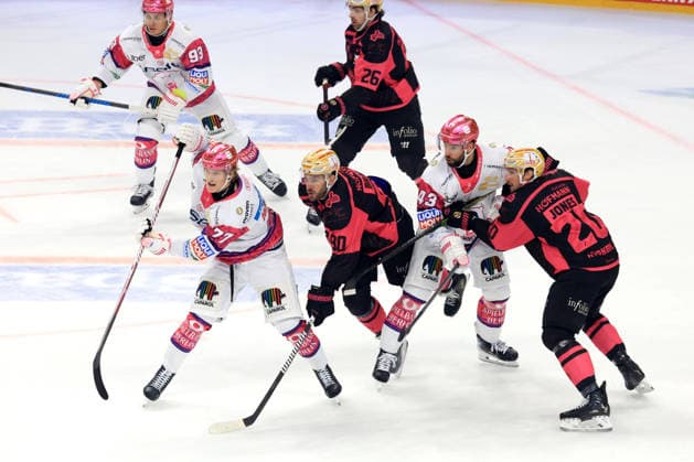04.10.2026, GER ,DEU, Deutschland, Eishockey Eric Hoerdler ( Eisbaeren Berlin 77 ), Andreas Eder ( Eisbaeren Berlin 43 ), CONSTANTIN BRAUN ( Ice Tigers 90 ), Ryan Jones ( Ice Tigers 20 ) nordphoto GmbH Engler Berlin Uber-Arena Berlin Deutschland Copyright: xNordphotox xEnglerx