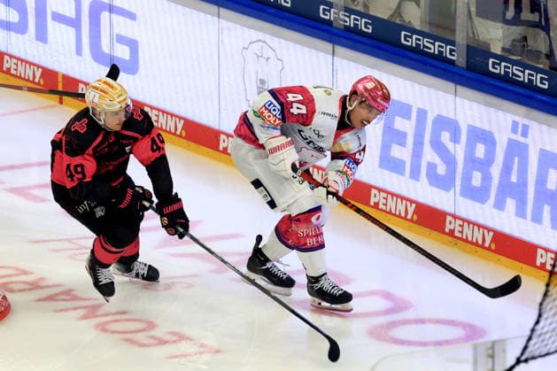 04.10.2026, GER ,DEU, Deutschland, Eishockey Brandon Davidson ( Eisbaeren Berlin 44 ), THOMAS HEIGL ( Ice Tigers 49 ) nordphoto GmbH Engler Berlin Uber-Arena Berlin Deutschland Copyright: xNordphotox xEnglerx